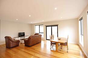 Apollo Bay Seal Apartments