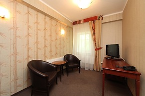 Jungle Hotel