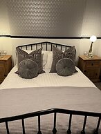 Tontine Hotel & Bar