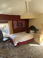 Tontine Hotel & Bar