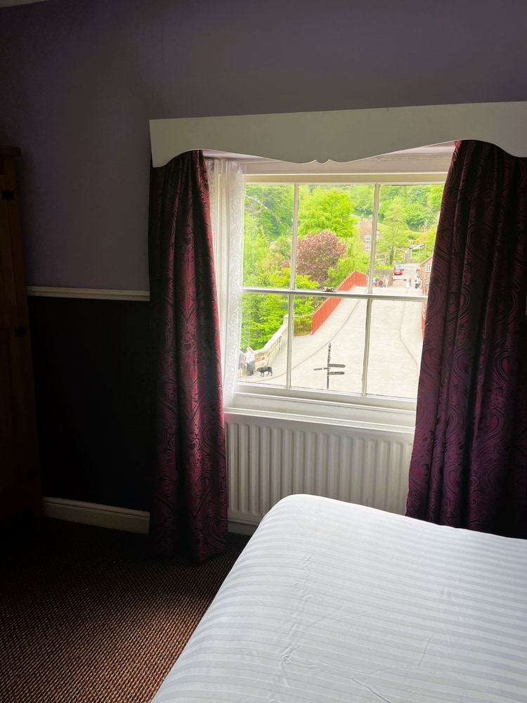 Tontine Hotel & Bar