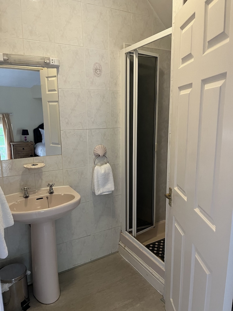 Tontine Hotel & Bar