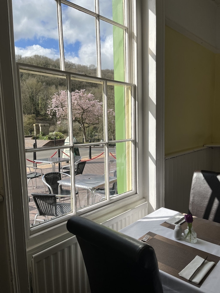 Tontine Hotel & Bar
