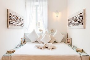 Pantheon Luxury Gold Apartment