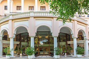 DLF Club 5