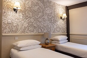 The New Inn by Roomsbooked