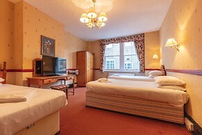 The New Inn by Roomsbooked