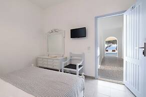 Akrotiri Hotel