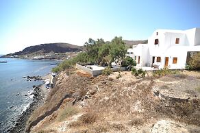 Akrotiri Hotel