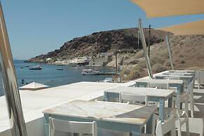 Akrotiri Hotel