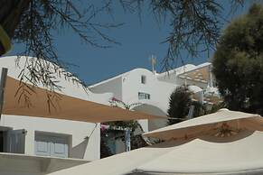 Akrotiri Hotel