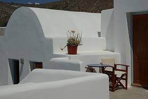 Akrotiri Hotel