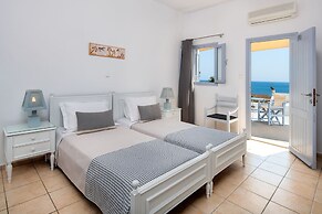 Akrotiri Hotel
