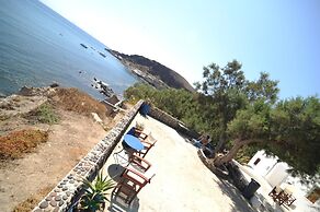 Akrotiri Hotel