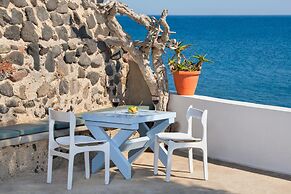 Akrotiri Hotel