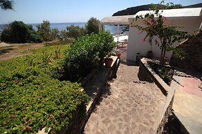 Akrotiri Hotel