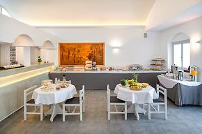 Akrotiri Hotel