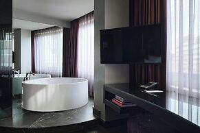 Roomers Frankfurt Central, Autograph Collection