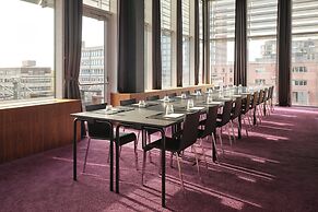 Roomers Frankfurt Central, Autograph Collection