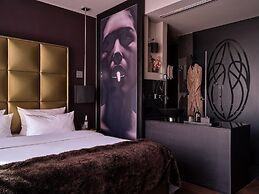 Roomers Frankfurt Central, Autograph Collection