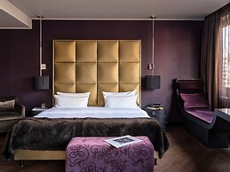 Roomers Frankfurt Central, Autograph Collection