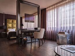 Roomers Frankfurt Central, Autograph Collection