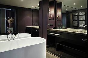 Roomers Frankfurt Central, Autograph Collection