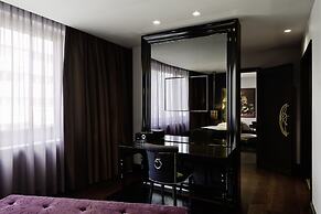 Roomers Frankfurt Central, Autograph Collection