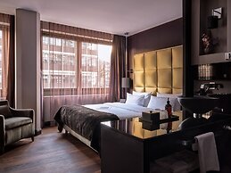 Roomers Frankfurt Central, Autograph Collection