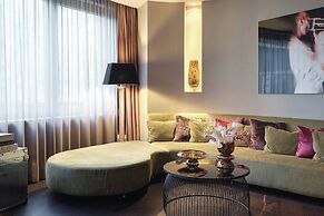Roomers Frankfurt Central, Autograph Collection