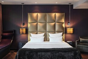 Roomers Frankfurt Central, Autograph Collection