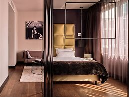Roomers Frankfurt Central, Autograph Collection