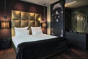 Roomers Frankfurt Central, Autograph Collection