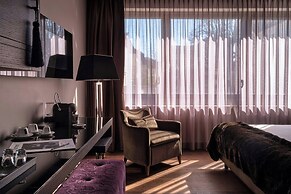 Roomers Frankfurt Central, Autograph Collection