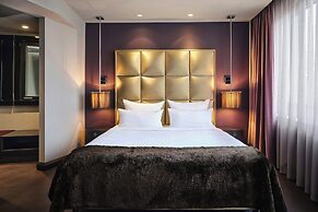 Roomers Frankfurt Central, Autograph Collection