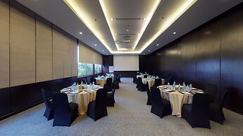 Dusit Thani LakeView Cairo