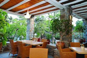 Kamari Hotel
