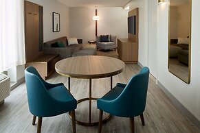 Holiday Inn & Suites Montreal Airport by IHG