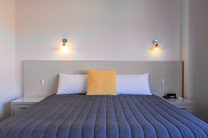 Mayfair Plaza Motel