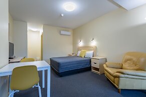 Mayfair Plaza Motel
