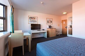 Mayfair Plaza Motel