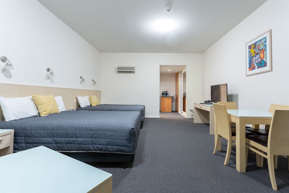 Mayfair Plaza Motel