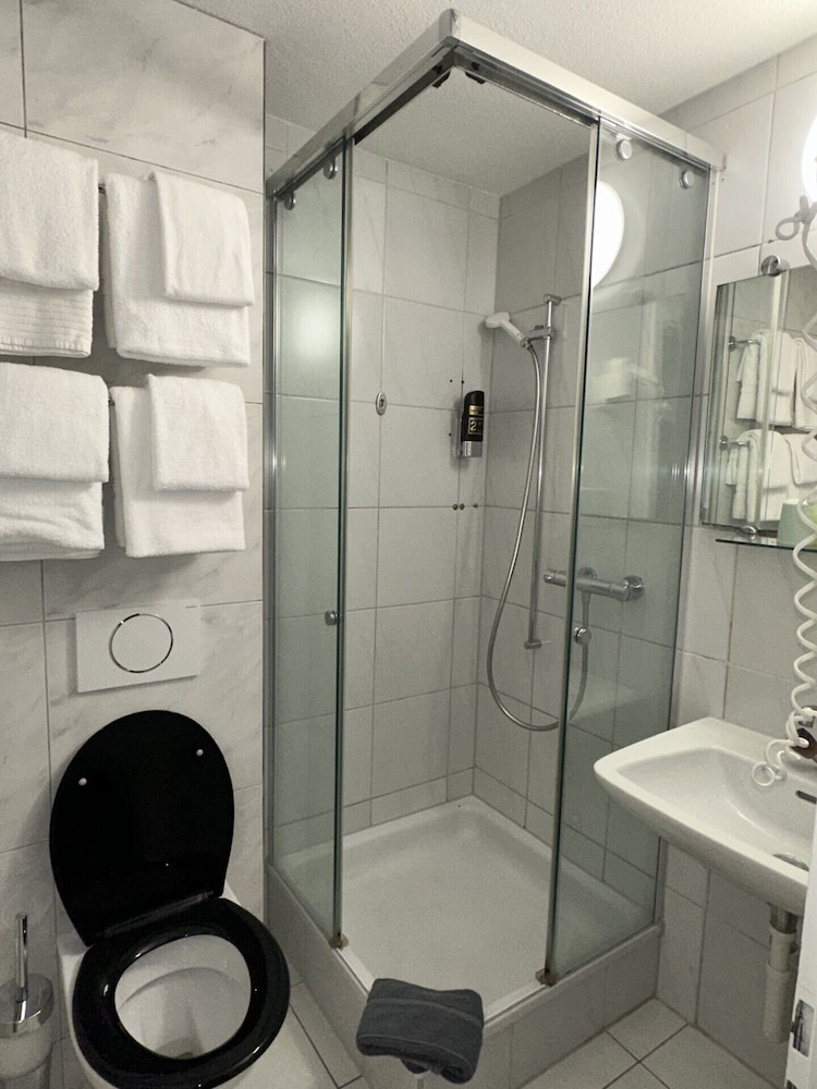 ROESLI Guest House