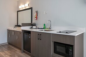 Riverland Inn & Suites
