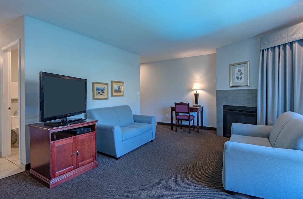 Riverland Inn & Suites