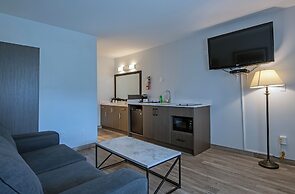 Riverland Inn & Suites