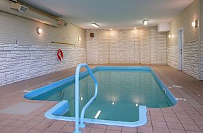 Riverland Inn & Suites