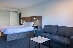 Riverland Inn & Suites