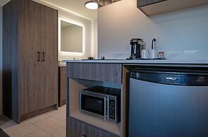 Riverland Inn & Suites