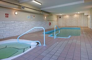 Riverland Inn & Suites
